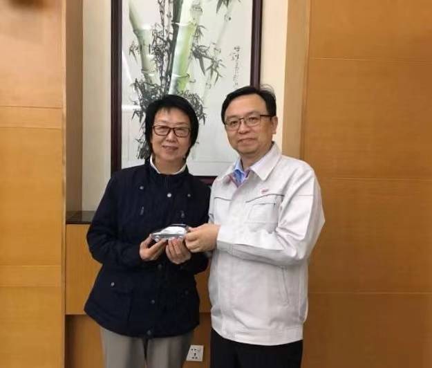 原创饶达夫人参观比亚迪