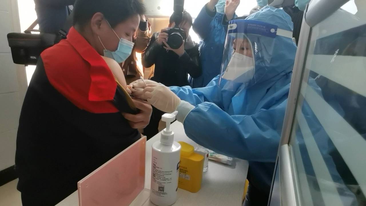 河南省第一支新冠肺炎疫苗开打,首批人员是这个职业_接种