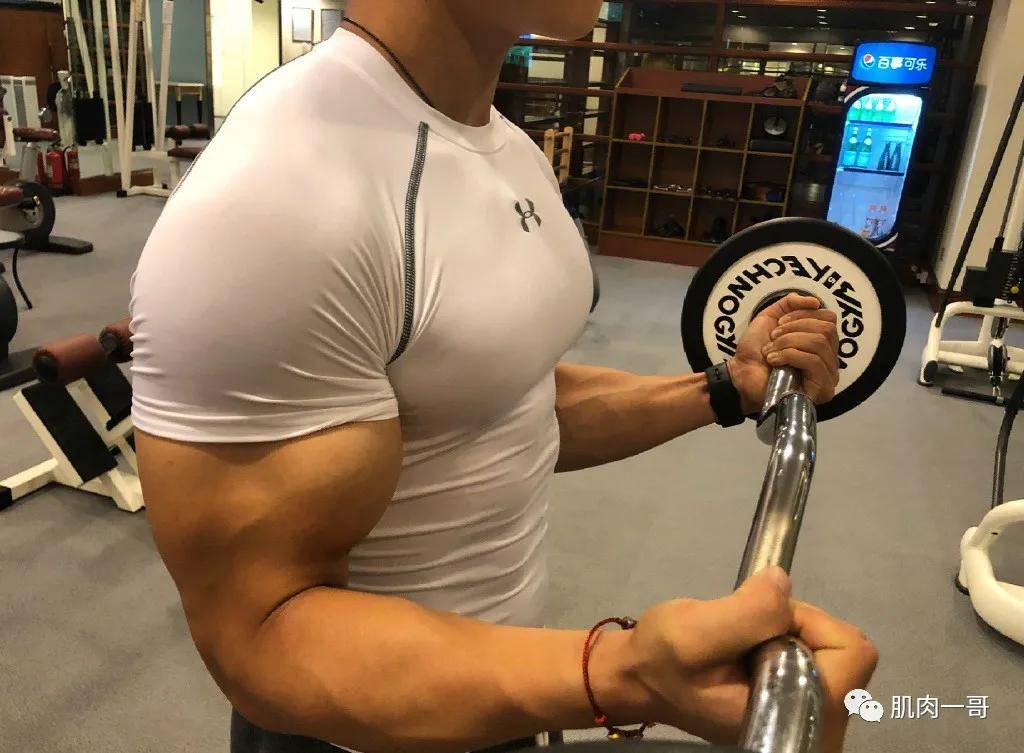 肌肉男因胸太大经常被偷袭网友门不淡定了