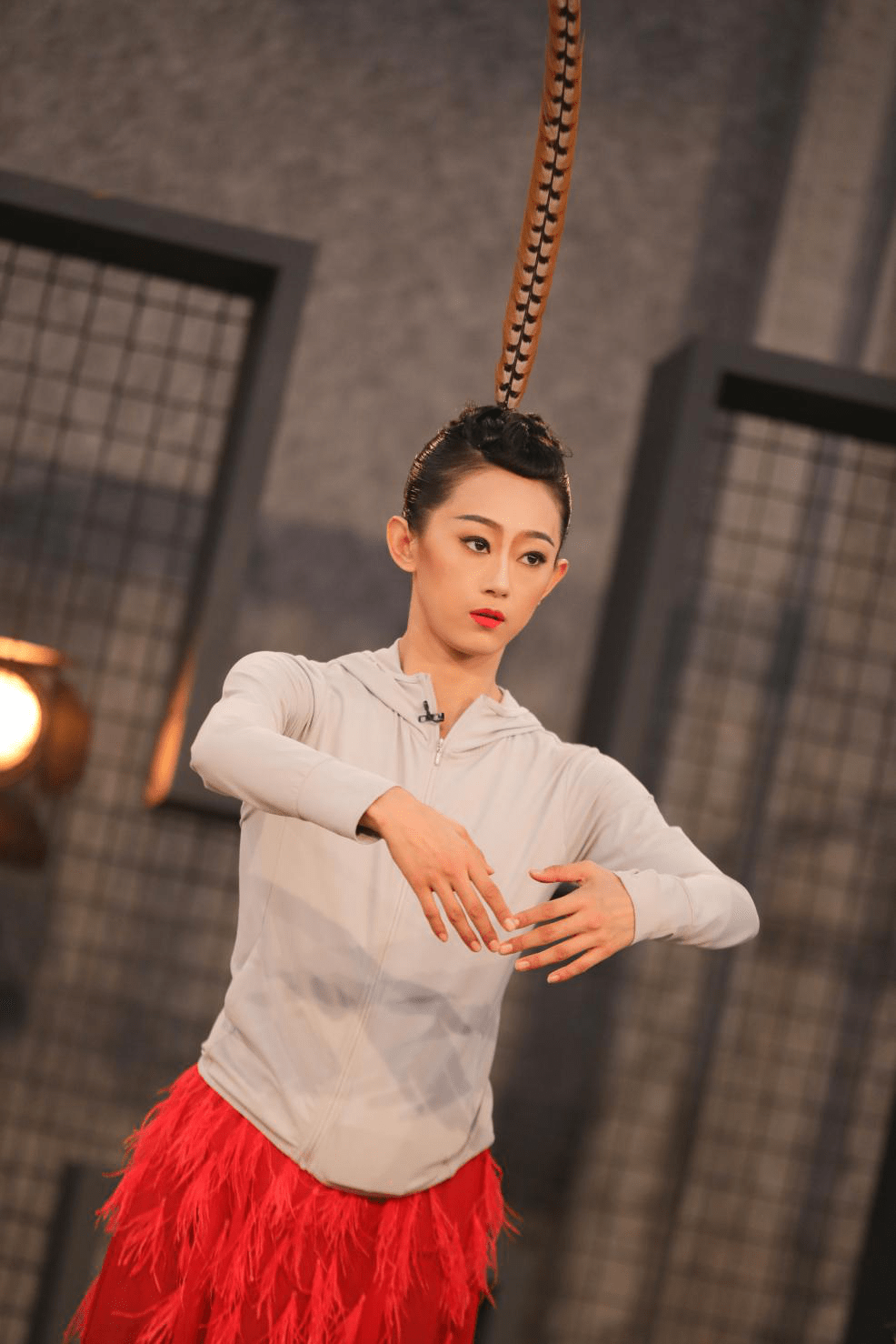 舞蹈风暴第二季本周六晚播出李艳超红裙挑战高难度舞蹈