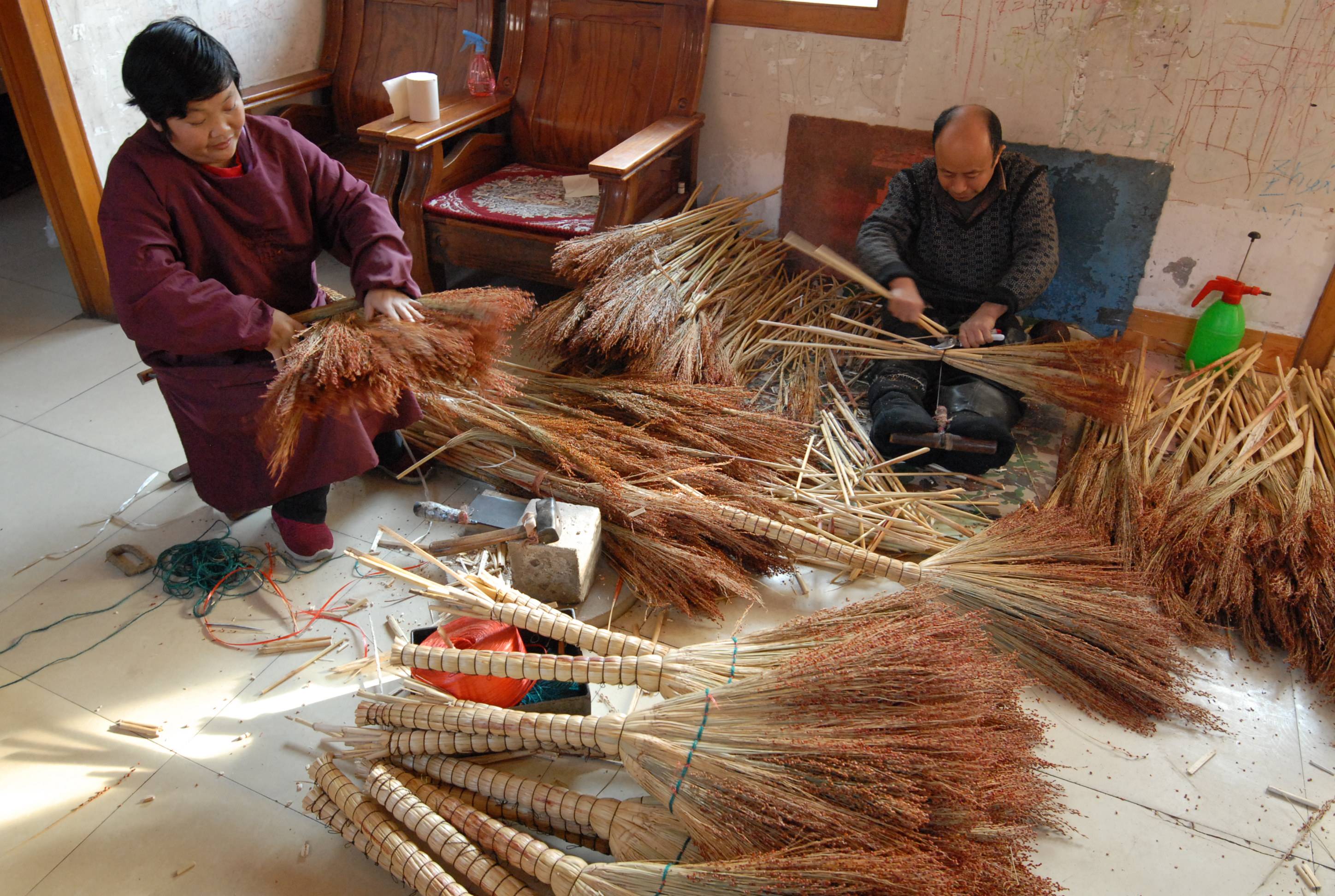 一根腰带,一段细铁丝,一把脚蹬,一捆高粱穗,几根笤帚糜子,通过一双双