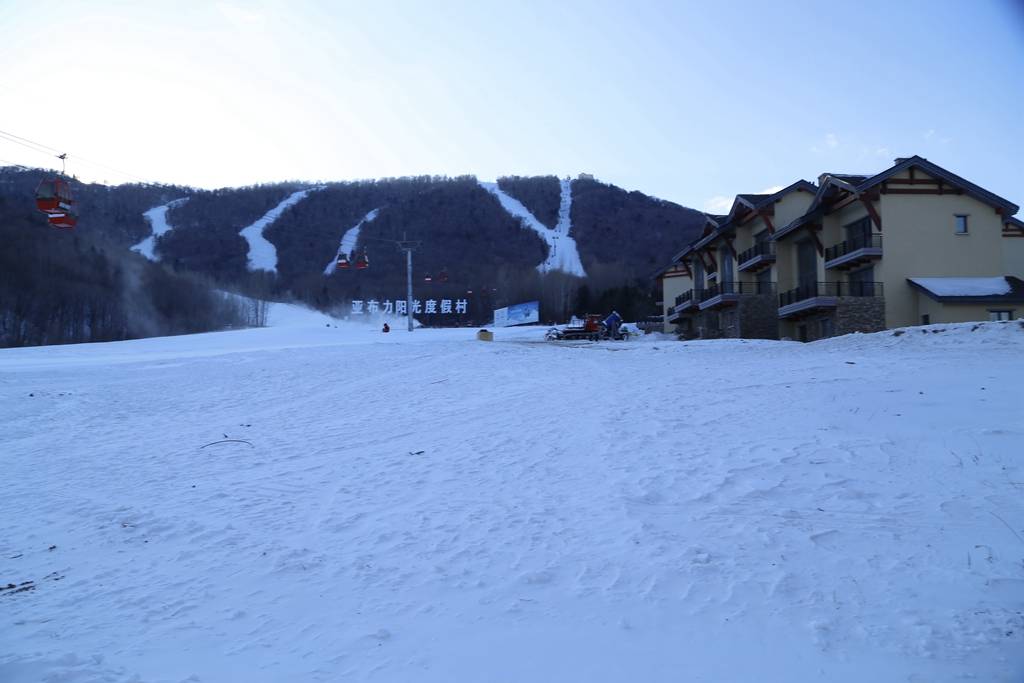 亞布力滑雪旅遊度假區(滑雪場)距哈爾濱市200公里左右,距離雪鄉100