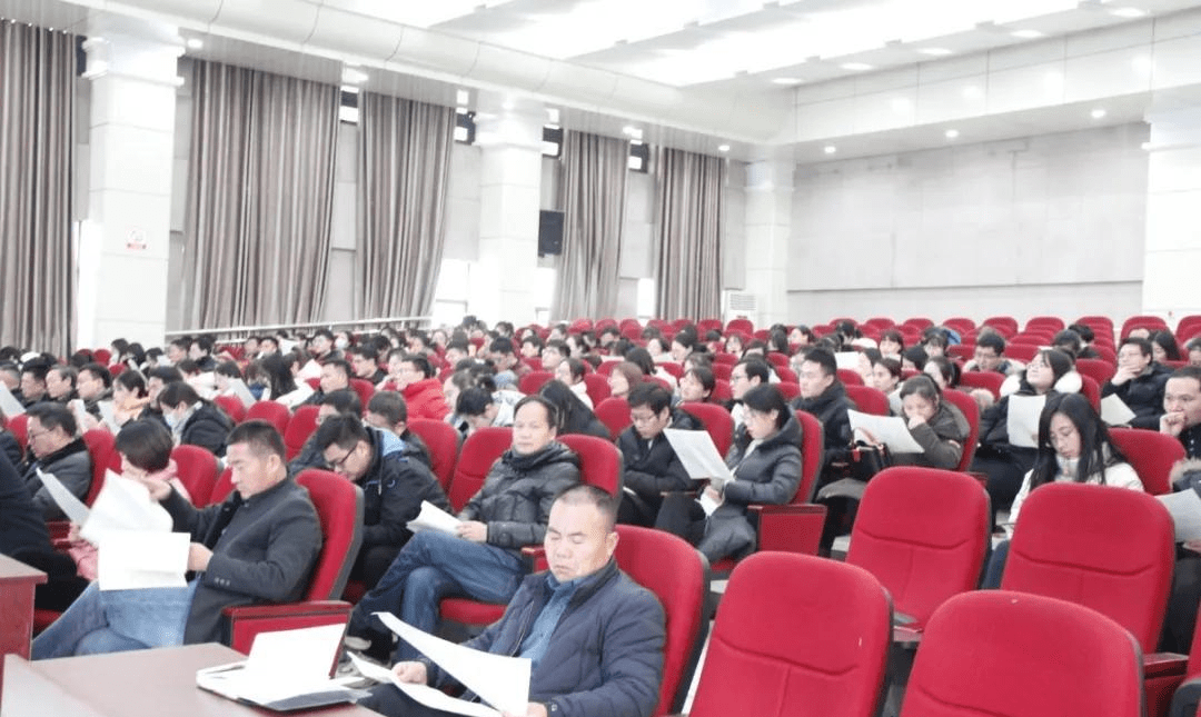 枣庄二中举行青年教师再培养工程动员大会