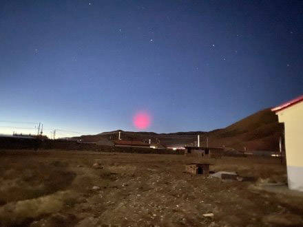 再现异象!青海继早晨飞火流光后,晚上出现"不明红光"