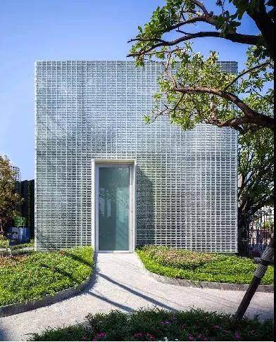 玻璃砖在空间设计中通常作为墙体隔断,屏风使用,它半透明的效果保证了