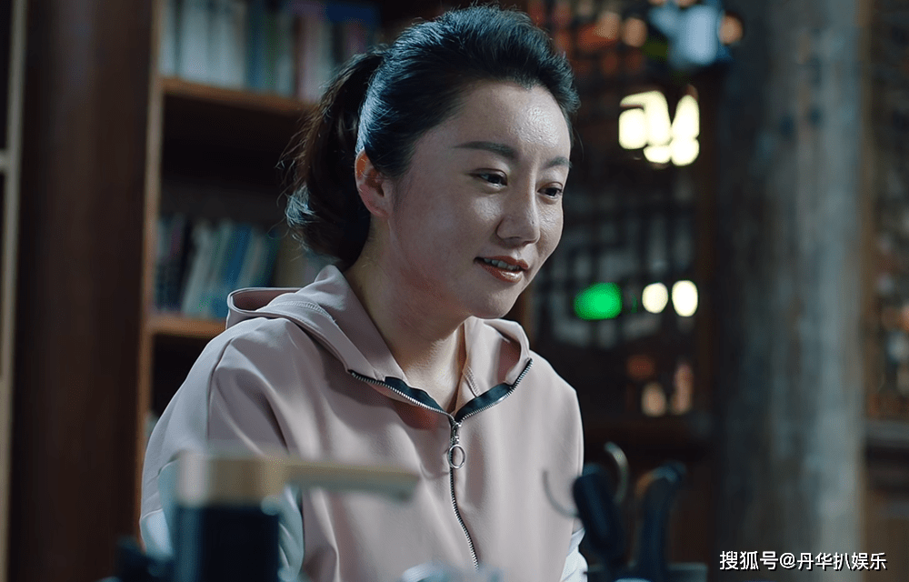 童小娟邀请二人进屋喝茶,茶杯上除了印着"振东施工队