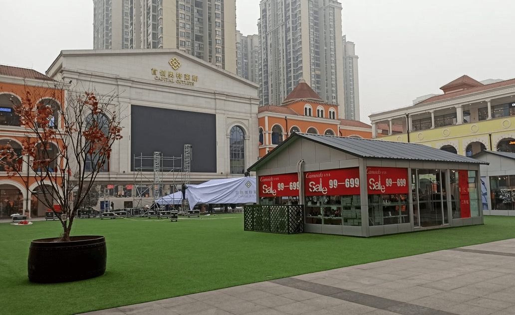 公交车下了站,旁边就是首创奥特莱斯,看上去偌大的商场没几个人,清洁
