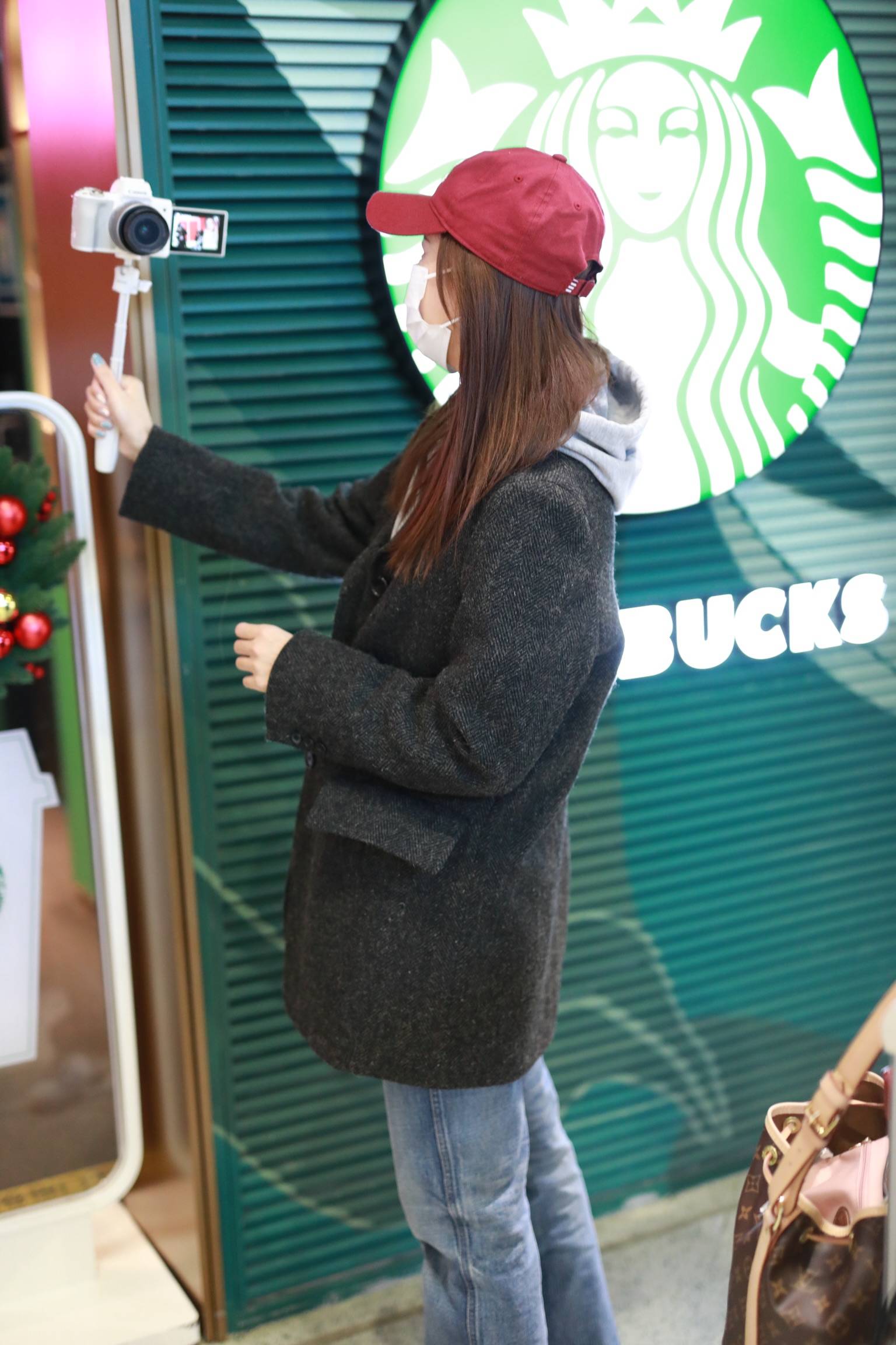 要复出?张子萱圣诞节亮相机场 大方朝镜头挥手