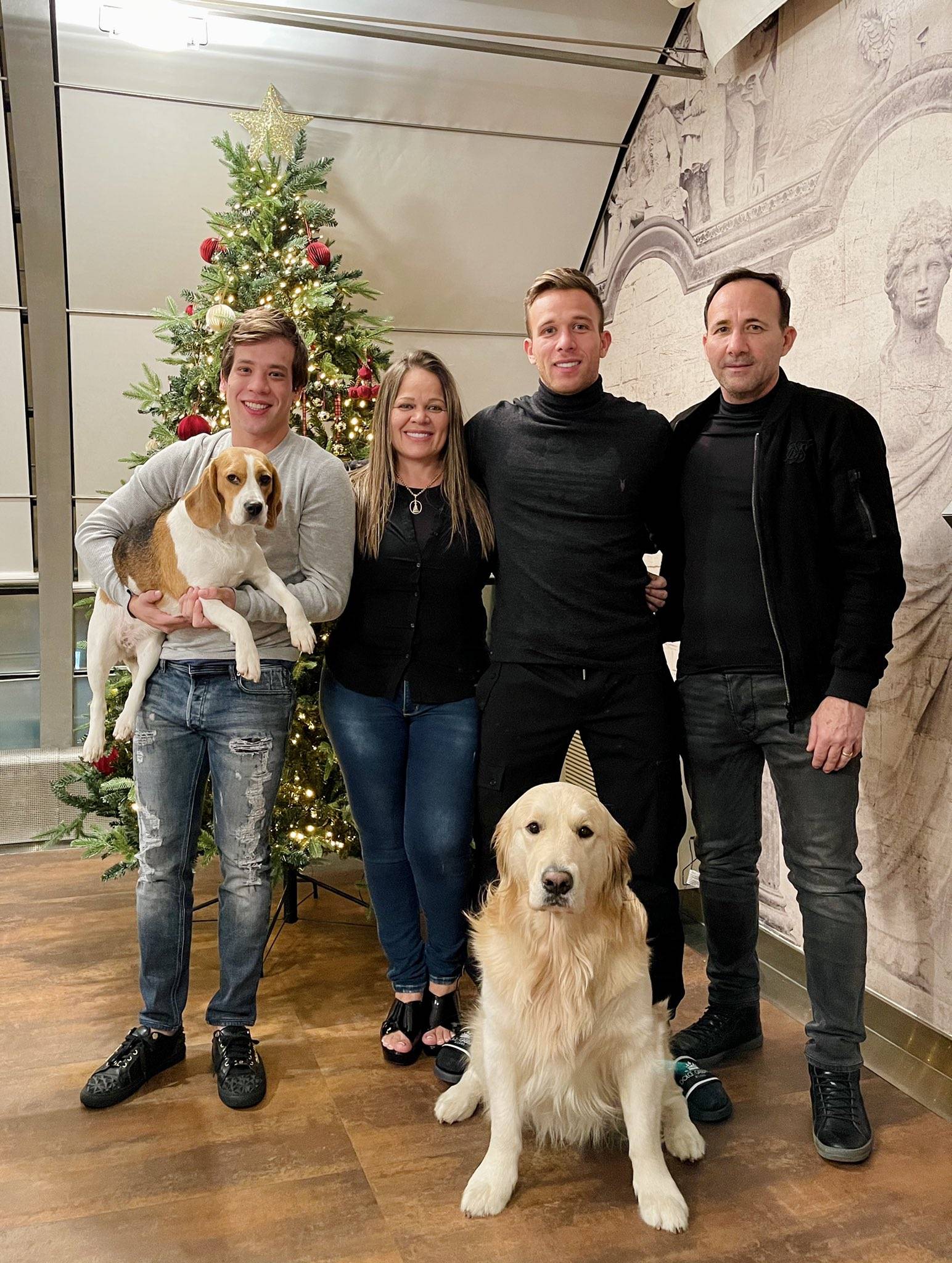 组图:c罗梅西领众星庆祝圣诞 总裁头顶两片"绿"