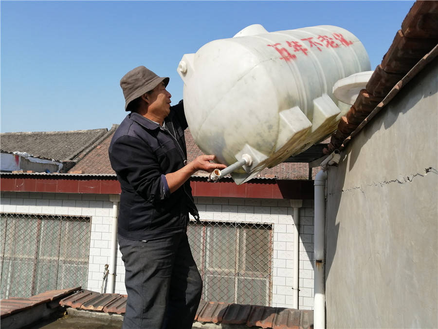 北方的农村人洗澡有多不方便,储水箱夏天放在房顶,冬天收起来