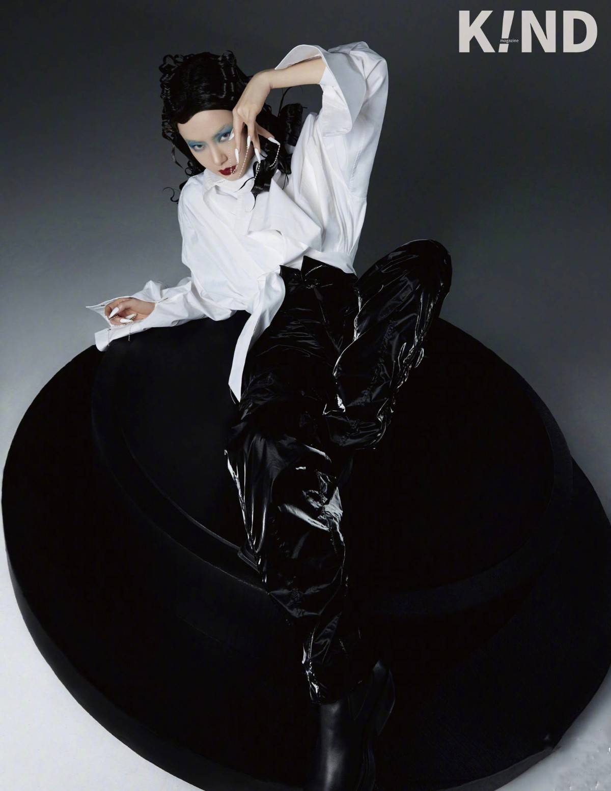 戚薇暗黑华丽圣诞造型惊艳众人百变时尚女王就是魅惑又前卫