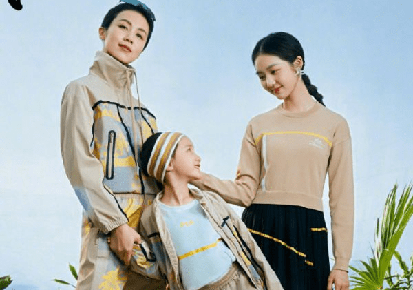 孙莉母女三人拍大片7岁妹妹超有镜头感14岁多多身高成焦点