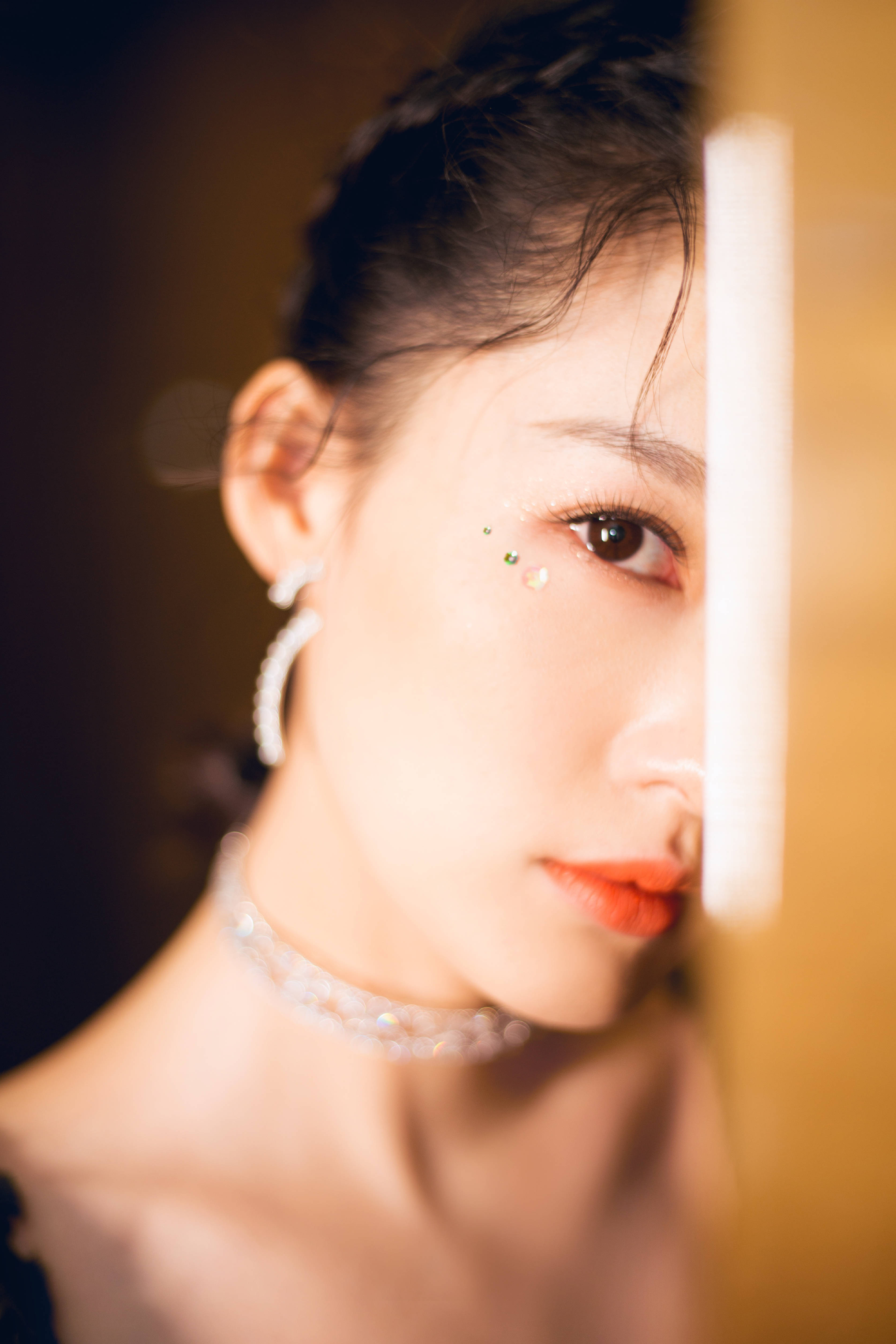 李沁爱心泪痣桃花妆少女爆棚甜美满分尽情挥洒甜蜜恋爱气息