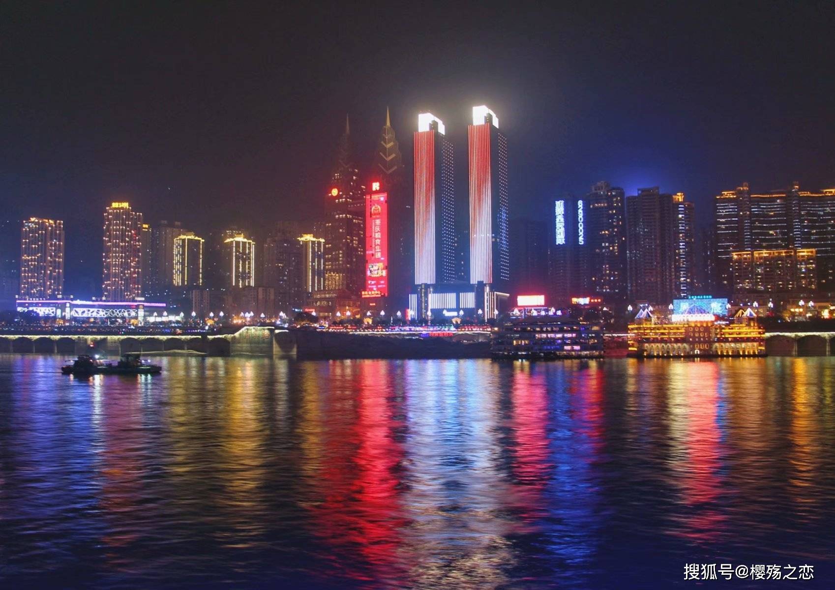 重庆夜景的最佳打开方式，不仅能畅游两江，还能饱览夜色