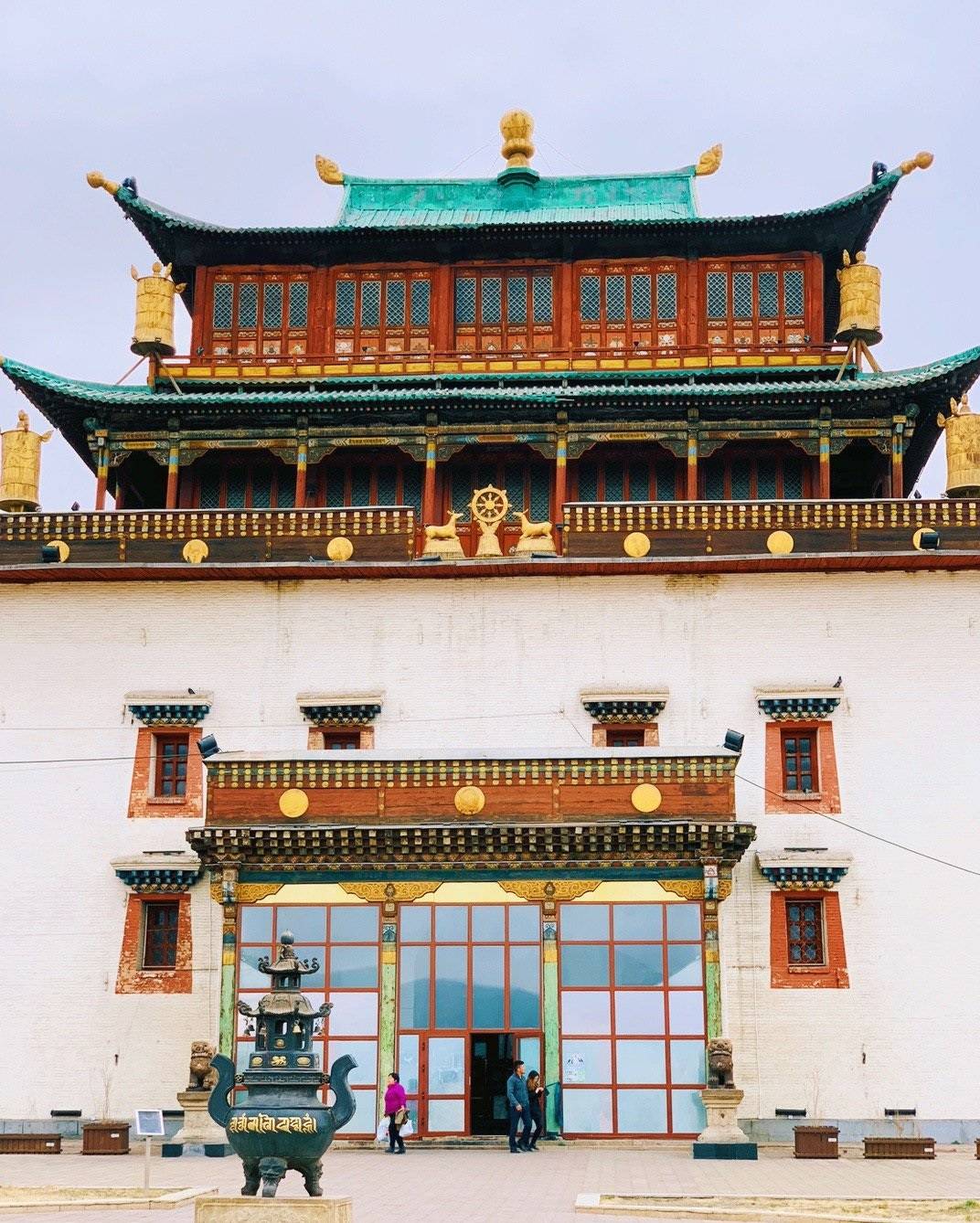 甘丹寺建于1809年，是蒙古最大的寺庙，庙里也有蒙古最大的佛像