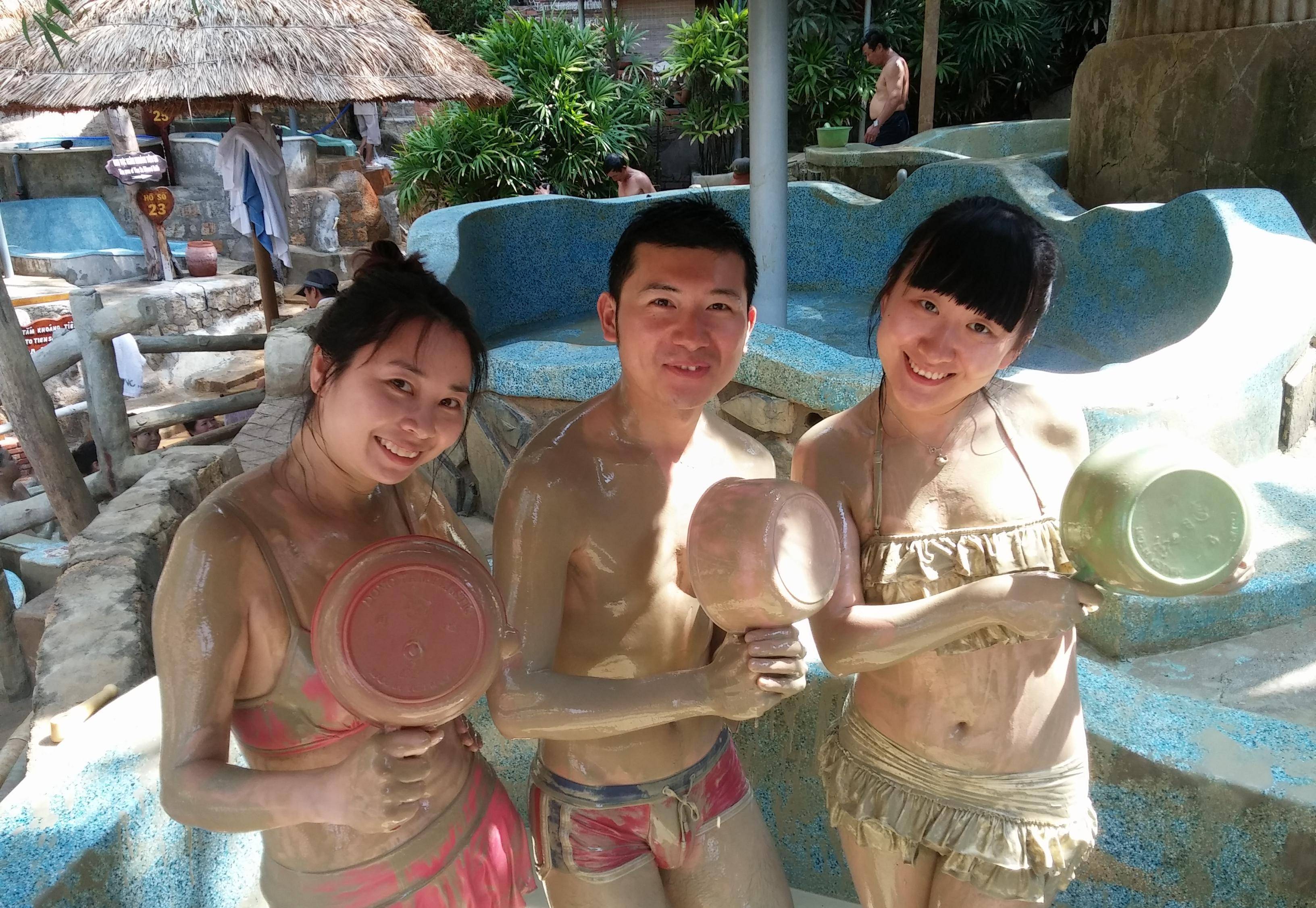 在越南体验泥巴浴后女人幸福快乐，这个地方来对了