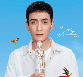 朱一龙代言农夫山泉 干净脸庞的儒雅魅力 得到多数人支持