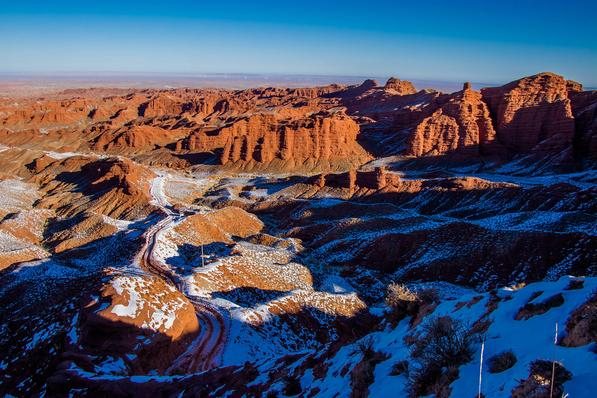 张掖平山湖:雪影峡谷美如画