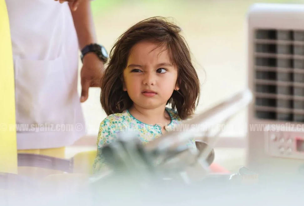 马来西亚9岁小公主太可爱穿亲子装亮相嘟嘴卖萌逗笑高冷王后