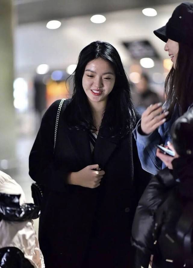 王中磊女儿王文也近照曝光,黑长直发型太显清纯,颜值变高不少