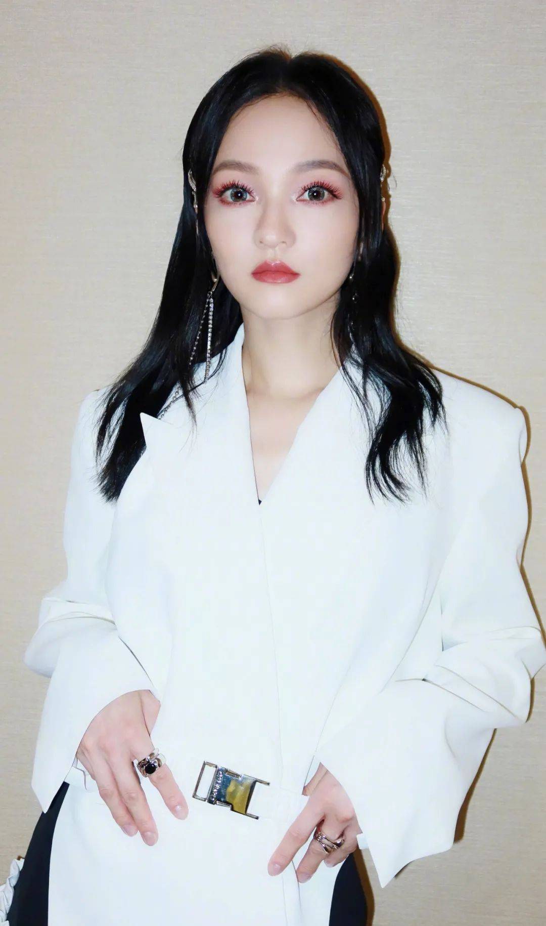 她是张韶涵妹妹,颜值超高不输姐姐,陪姐姐光芒万丈却甘于幕后_张韶轩