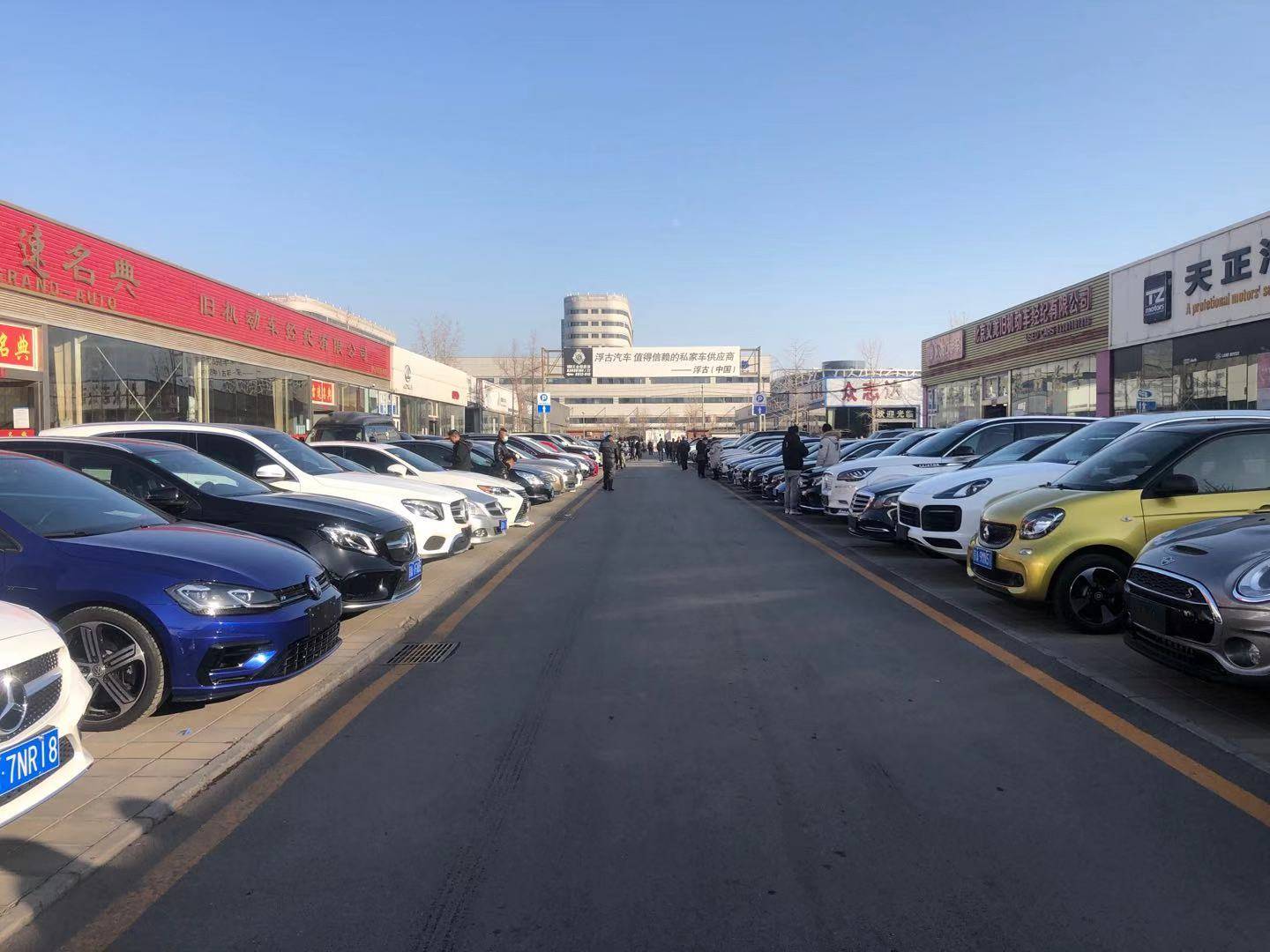 年底的这波屯车,对12月北京二手车市交易量将会大有助益,但同时车商们