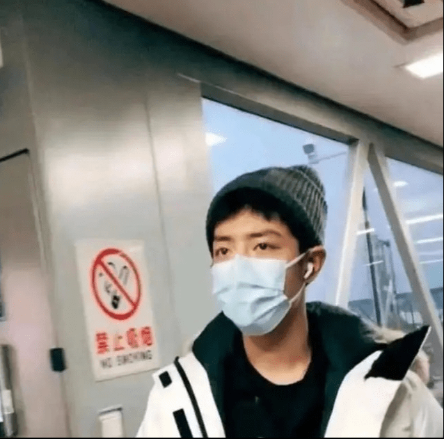根据无锡的小伙伴说,肖战是陪晶姐(肖战经纪人张晶)逛街,在lv店中偶遇
