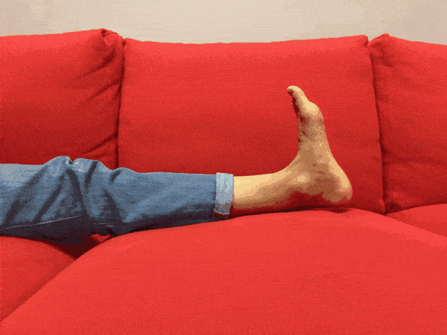 卧床休息时,两腿并拢伸直,将脚尖一勾一放,可两脚一起做,也可进行单脚