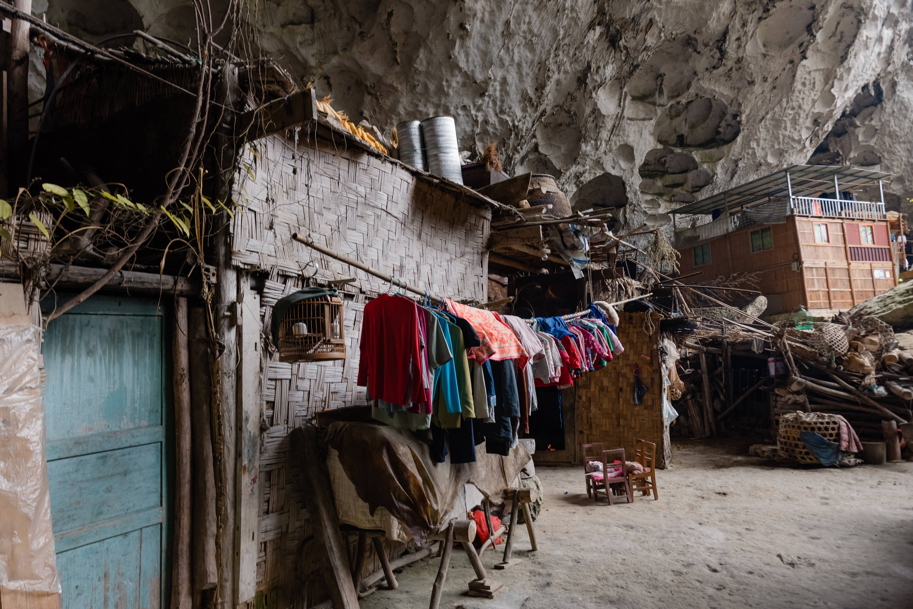 贵州深山洞穴里居住着18户人:16年前才通电,但是无