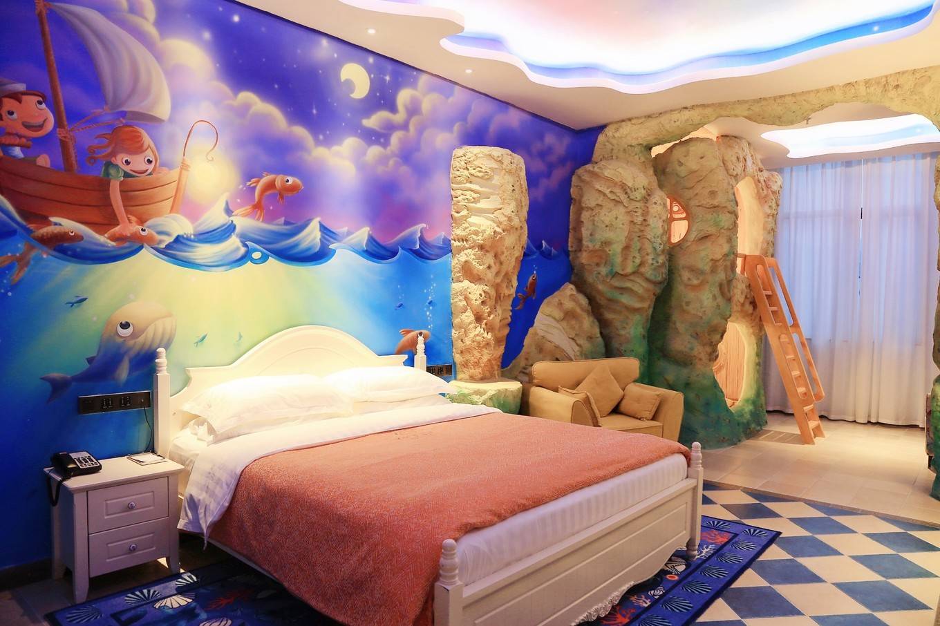 酒店整体外建筑以海洋文化为主题,可爱逗人.