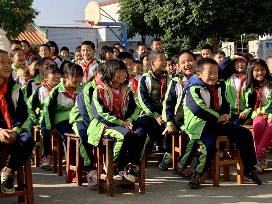 为山区小孩打开一扇窗:山腰小学闻彰百善图书室落成啦