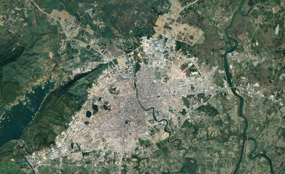 卫星上看广东海丰县城：老城区建筑密集，没有太多高楼