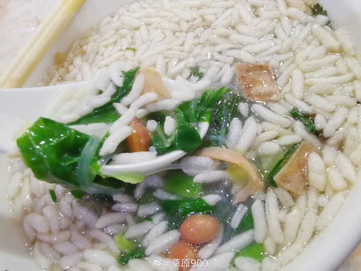 一碗菜茶里不一定每样都有,但是青菜,粉丝,豆芽,花生,炒米,鱿鱼,腊肠