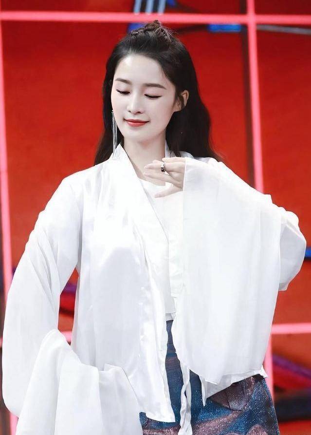 真是端不平的一碗水,李沁调侃天天向上,粉丝直呼抱走李沁