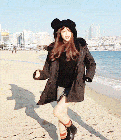 搞笑gif段子小家伙你这样对美女合适吗这么骚气的姿势没谁了父子两个