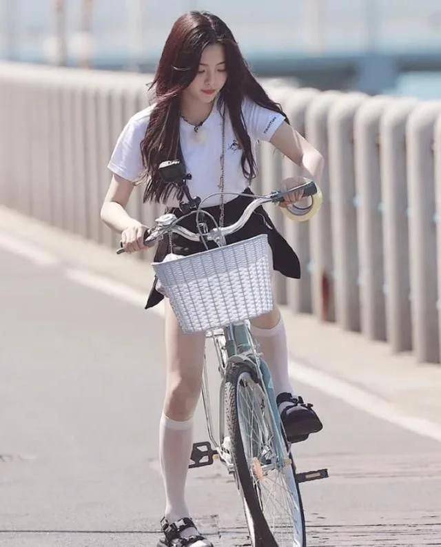 杨超越穿jk裙,却被导演要求骑单车,很想青春偶像剧中女主角