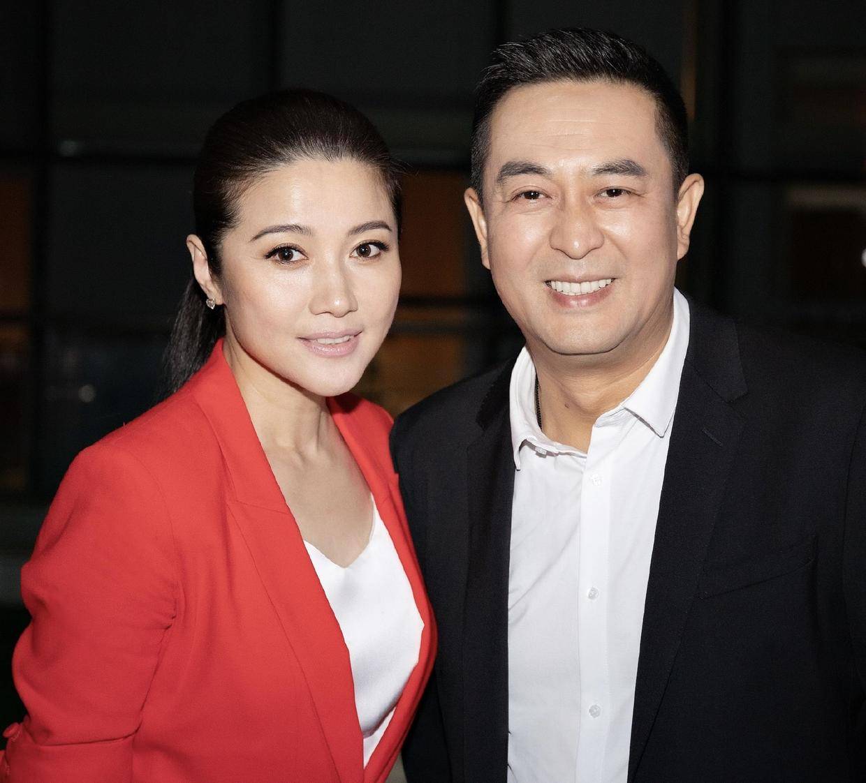 原创颜丙燕真厉害了穿一件红色西装套装出席活动女人味十足