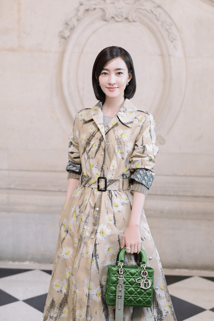 王丽坤不愧是气质女神,穿格纹的小香风外套搭配短裤,高贵又洋气