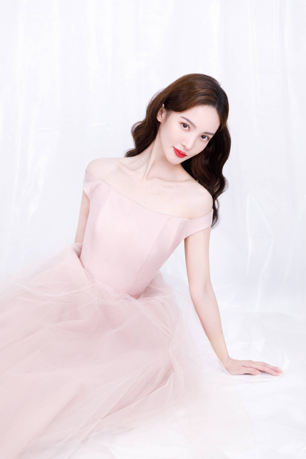 金晨央视跨年造型曝光!穿粉色抹胸长裙秀肩颈线