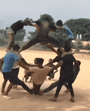 搞笑gif段子:美女这舞蹈不是那么好模仿的,遭殃了吧小伙子这波操作好