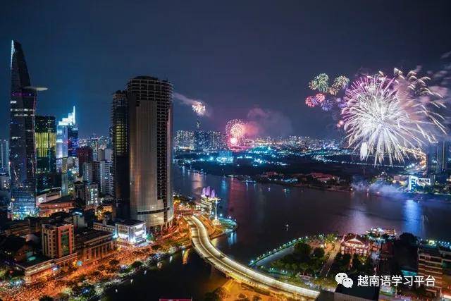 原创越南首都河内和第一大城市西贡,燃放烟花喜迎元旦,璀璨的夜空新年