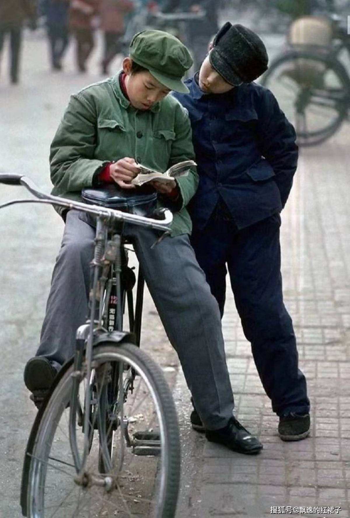 老照片:80年代的爱情与时尚,经历过的人们看了这些场景会泪目_马路