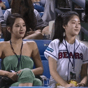 看这不摄影师轻轻松松找到了两位美女小姐姐被拍小姐姐好像没有发现10