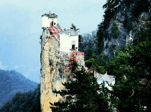 全球“最危险”的房子，三面悬崖屹立500年不倒，位于中国陕西