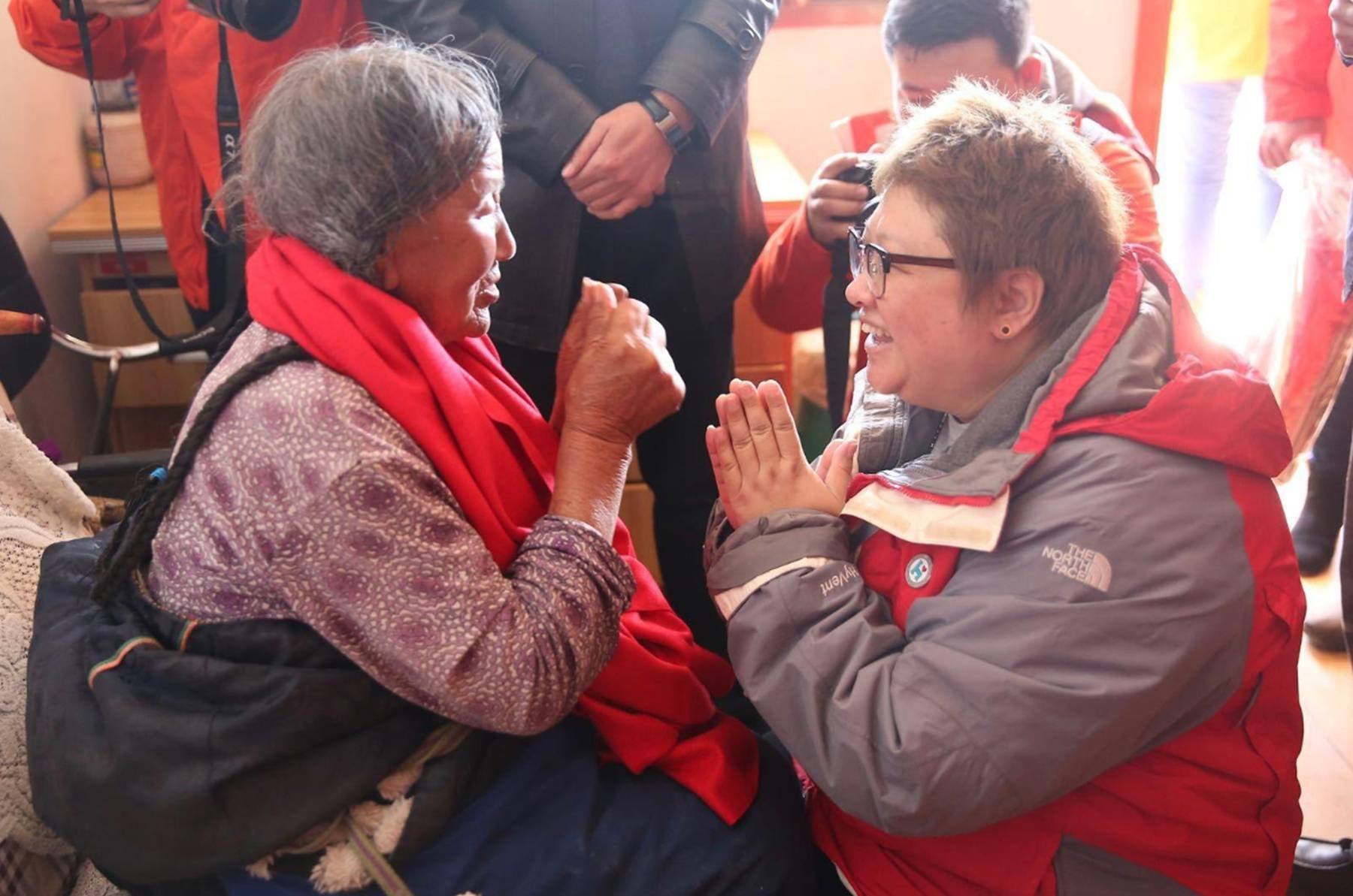 2018年女子当众跪求古天乐救济100万声称不借我就死在这