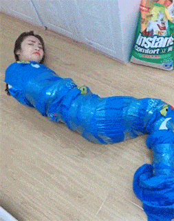 原创搞笑gif段子:4,汽车都陷进泥里了,你还先让人拿你包,看来包比你命