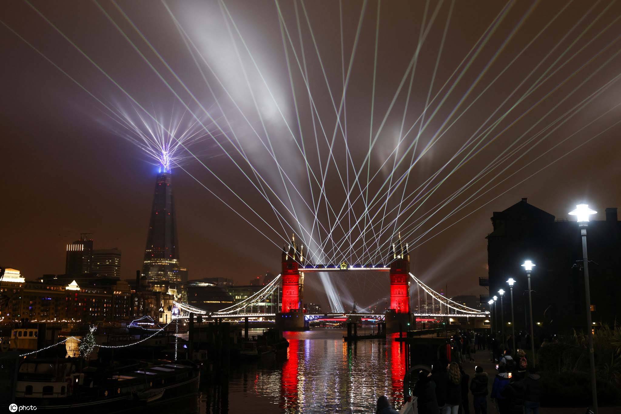 “火树银花不夜天” - 跨年烟火表演，伦敦 (© Anadolu Agency/Getty Images) | 必应每日高清壁纸 - 精彩,从这里开始
