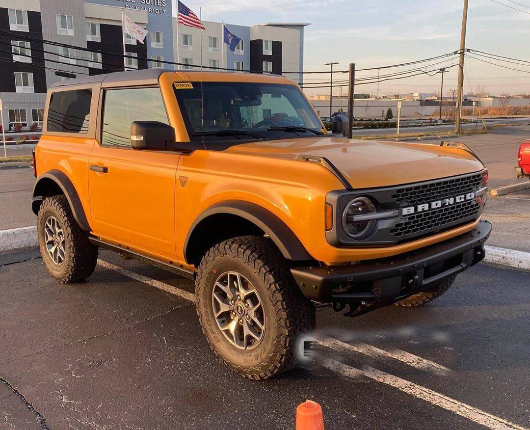 新款双门福特bronco亮相,越野不输牧马人,造型比路虎卫士还大气