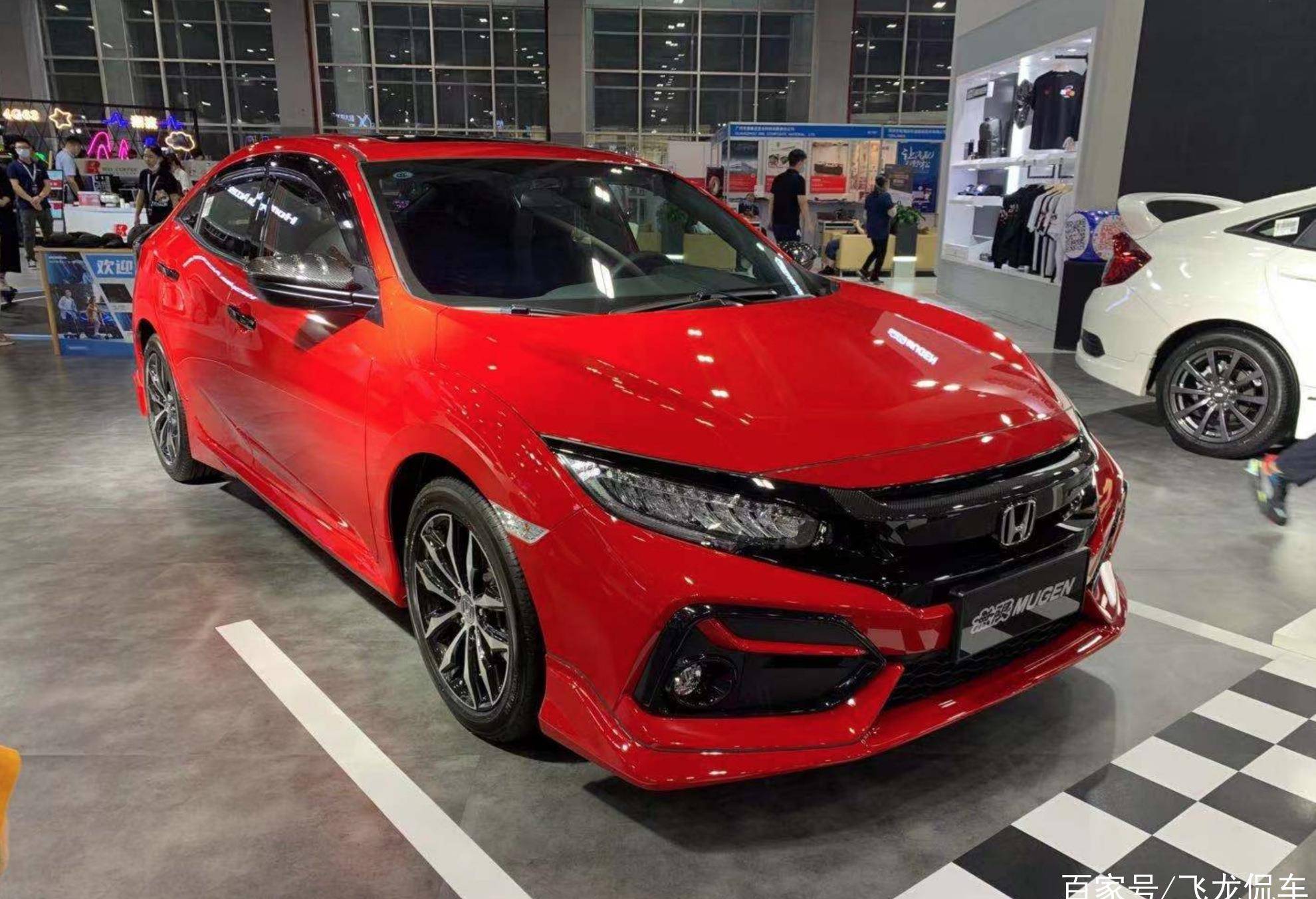 本田又一"爆款",双后扰流板 中置双出排气,配cvt油耗5.9l_思域