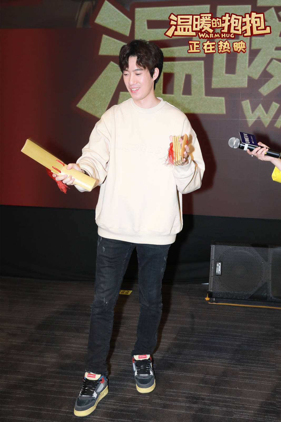 温暖的抱抱上映两天票房破35亿上海路演常远骑小摩托搭李沁送好运